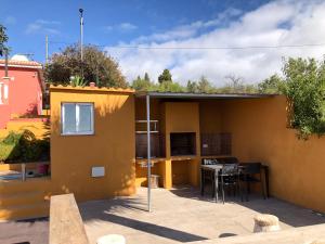 蓬塔戈尔达Casa Cesar的一座小房子,设有庭院和一张桌子