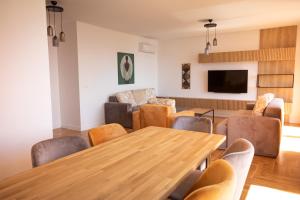 斯韦蒂·斯特凡Vertmont Villa的客厅配有木桌和椅子
