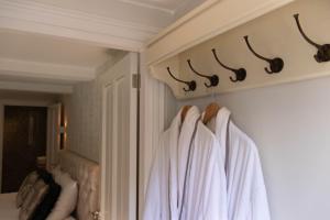 蒂尔堡Guesthouse "Mirabelle" met indoor jacuzzi, sauna & airco的浴室的墙壁上挂着白色毛巾