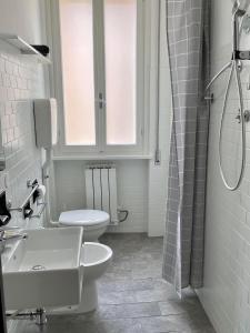 卡斯特罗卡罗泰尔梅Hotel Villa Serena的浴室设有2个卫生间、水槽和淋浴。