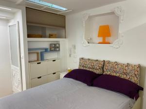 博洛尼亚Silvano Cozy Loft的一间卧室配有一张带镜子和灯的床