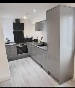 伯明翰City Centre 1 Bed Apartment的厨房配有不锈钢橱柜和水槽