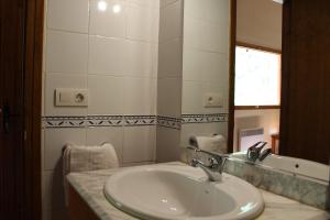 La Plana de Mont-RosCasa Teresina的一间带水槽和镜子的浴室