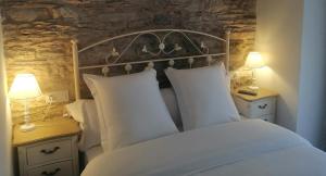贝加德瓦尔卡尔塞Las Rocas的一间卧室配有一张带2个床头柜和2盏灯的床。