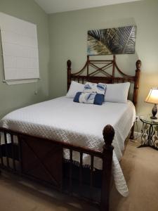 伊斯拉莫拉达Anglers Reef Getaway的一间卧室配有一张带白色床单的大床