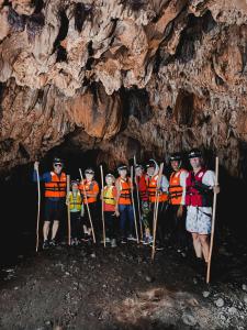 ChepoBayano Ecolodge的一群站在洞穴前的人
