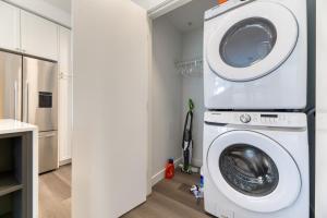 卡尔加里Kensington Suite 2bed & 1bath的洗衣房配有洗衣机和烘干机。