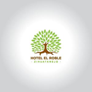 锡瓦塔塔内霍HOTEL ROBLE ZIHUATANEJO的树上的酒店标志