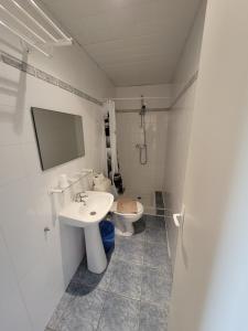 卢尔德Hôtel Marquette的白色的浴室设有卫生间和水槽。