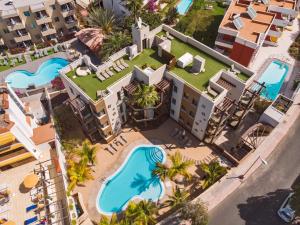英格兰海滩Alhambra Boutique Apartments by TAM Resorts的享有带游泳池的度假村的空中景致