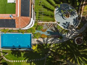 马斯帕洛马斯Eden Meloneras by TAM Resorts的享有庭院游泳池的顶部景色