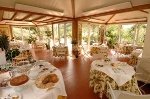 佛罗伦萨玛丽诺勒赫莱夏姆德波卡乡村民宿的用餐室配有白色桌子和食物