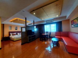 SadaoM Hotel Danok的带沙发、床和桌子的客厅