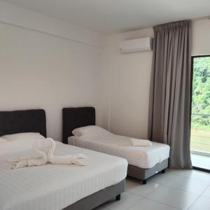 双溪林明RIVERSIDE PALM INN SG LEMBING的客房设有2张带白色床单的床和窗户。