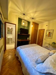 圣地亚哥Bed & Breakfast Lastarria的一间卧室配有一张床,浴室内配有钢琴