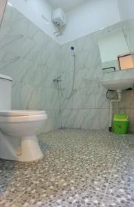 NdanguLOPE HOMESTAY的一间带卫生间和水槽的浴室