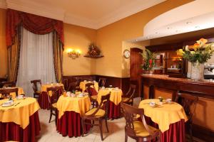 罗马Hotel Serena srl的餐厅设有黄色和红色桌布桌