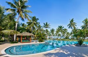 马洛洛莱莱罗马尼岛度假酒店 - 仅限成人入住的一个带棕榈树和凉亭的游泳池