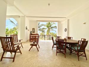 蓬塔卡纳Perfect Beach Condo Cap Cana Marina, Punta Cana的一间带桌椅的用餐室