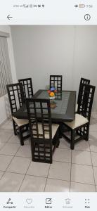 克雷塔罗Hermoso departamento Casa Lirio (Real Solare)的餐桌和椅子,上面放着一碗鲜花