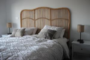 康康Cómodo departamento acceso a dunas de Concón的一间卧室配有一张大床和木制床头板