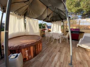 Tremestieri EtneoCASA VACANZE ETNA COUNTRY的帐篷配有桌子和桌椅