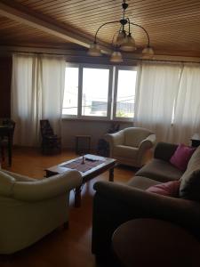 雷夫卡达镇Seaview Kaposantes Apartments的带沙发和咖啡桌的客厅