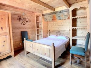 Saint-MarcelChalet Saint-Martin-de-Belleville, 5 pièces, 8 personnes - FR-1-344-791的小木屋内的卧室,配有一张床和两把椅子