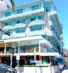 芭堤雅市中心芭堤雅海滨度假酒店的前面有商店的建筑