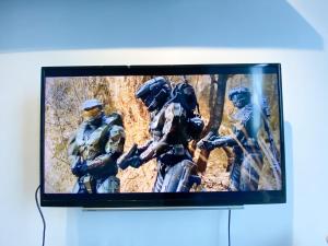 八打灵再也Crown33 Suite (City View)@Petaling Jaya的电视屏幕上有四名士兵