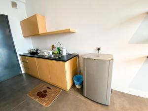 八打灵再也Crown33 Suite (City View)@Petaling Jaya的一间带水槽和冰箱的小厨房