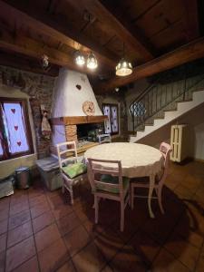 圣塔布罗焦迪瓦尔波利切拉LA TUA CASA IN VALPOLICELLA的一间带桌椅和楼梯的厨房