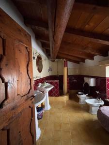 圣塔布罗焦迪瓦尔波利切拉LA TUA CASA IN VALPOLICELLA的浴室设有2个水槽和2个卫生间