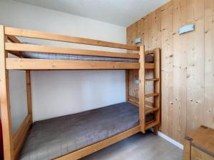 里蒙纽耶Appartement Les Menuires, 2 pièces, 4 personnes - FR-1-344-969的双层床间 - 带两张双层床