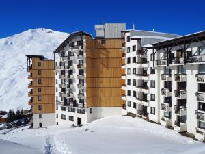 里蒙纽耶Appartement Les Menuires, 2 pièces, 4 personnes - FR-1-344-969的山前雪中建筑物