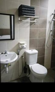 瓜埠GUESTHOUSE #2 Semi Bungalow House的浴室配有白色卫生间和盥洗盆。