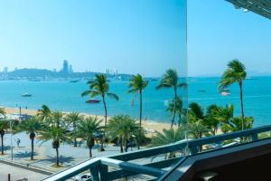 芭堤雅市中心芭堤雅海滨度假酒店的享有棕榈树海滩和大海的景色