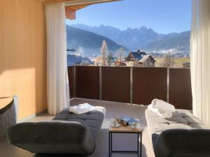 格绍Bergzeit Gosau的客厅设有两张沙发和一个大窗户