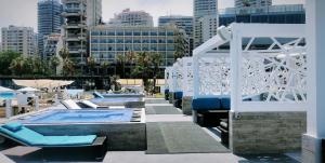 Riviera Hotel and Beach Lounge, Beirut内部或周边的泳池
