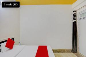 SikandraHotel NK guesthouse的一间设有一张红白毯子的床的房间