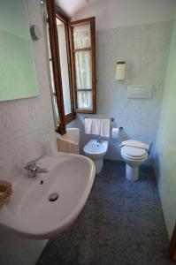 RontaTre Fiumi的一间带水槽和卫生间的浴室
