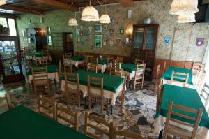 RontaTre Fiumi的一间空餐厅,配有绿色的桌椅