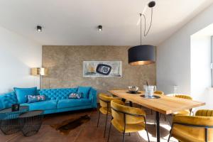 拉宾CASA GIUSEPPE Luxury house with an amazing view的客厅配有蓝色的沙发和木桌