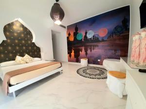 加利波利B&B Secret Suite的卧室配有一张床,墙上挂有绘画作品