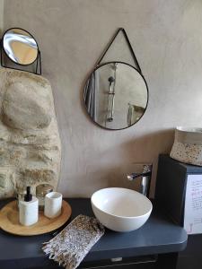 SalettesLe Mas Bellane的浴室设有水槽和镜子,位于柜台上