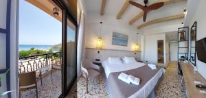蒂锡利维安妮提斯酒店的一间卧室设有一张床和一个海景阳台