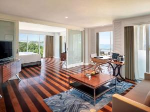 库塔库塔海滩遗产酒店 - 由雅高酒店集团管理的酒店客房配有一张床、一张书桌和一台电视。