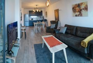 瓦尔纳Mali apartment Varna的客厅配有沙发和桌子