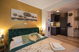 波雷奇Wellness Studio D'Or - Exclusive NEW apartment With whirlpool, sauna, sunny terrace, private parking的一间卧室配有一张带绿色床头板的床