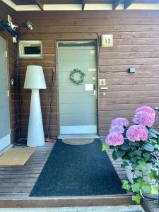奥卢Design Guesthouse Laanila的鲜花和灯的房屋前门